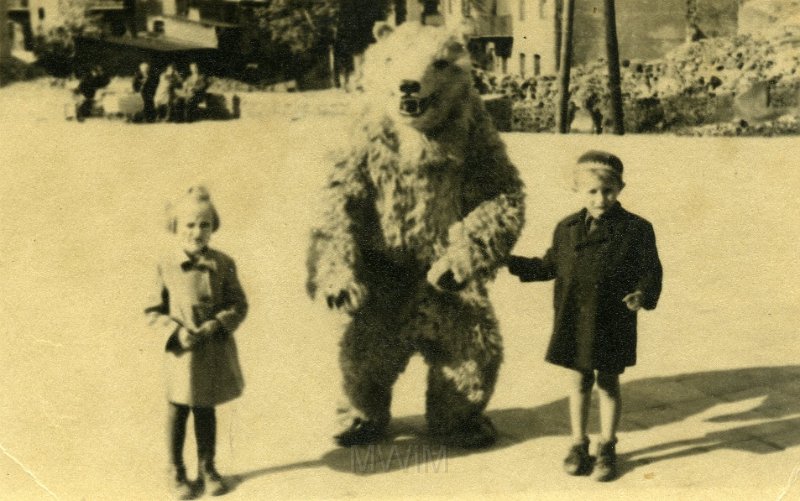 KKE 4655.jpg - Fot. Portret dzieci z niedźwiedziem. Maria Jolanta Jarzynowska z sąsiadem Bogdanem, Olsztyn, lata 50-te XX wieku.